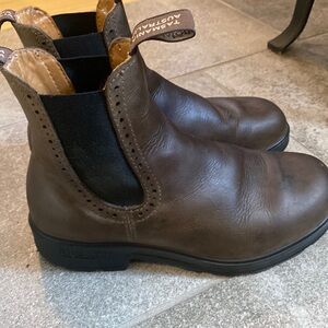Women’s blundstone shoes. Size (us) 6
